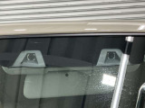 【デュアルカメラブレーキサポート】フロントガラスに設置した「ステレオカメラ」が、前方のクルマや人を検知。夜間の検知にも優れ、万一の危険を察知し、衝突被害軽減ブレーキなどで衝突回避をサポートします。