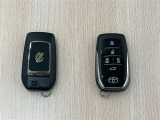 中古車としてスマートキーが2個あるのは重要なチェックポイント!両側の電動スライドドア、さらにバックドアの開閉ボタンも付いています。離れたところからの開け閉めや、手荷物があるときに便利です♪