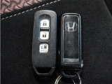 【Hondaスマートキーシステム】ボタンひとつでカギの施錠ができ、ノブ操作だけでエンジンの始動が可能。