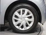 ◆純正ホイール装着車◆シンプルなデザインのホイールキャップ付きです。
