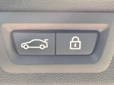 【パワーバックドア】スマートキーや運転席のボタンを押すだけでリアゲートが自動で開閉します!荷物を持っている時や、高い位置にあるバックドアを閉める際に便利な機能です♪
