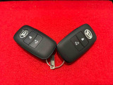 電子カードキーを携帯していれば、リクエストスイッチを押すだけでドアの施錠と解除が行えます。しかも盗難防止に役立つイモビライザー機能付きです。