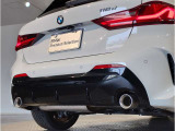どっしりとしたバンパー下部のデザインはBMWの高級感を際立たせると共にスポーティーさを演出しております。