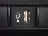 充電用USB端子付き。スマートフォンなどの充電に便利です。