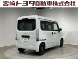 内装工程では、中古車を気持ちよくお乗りいただけるよう清掃しています。ニオイの元となるフロアカーペットまで洗浄・消臭済み?