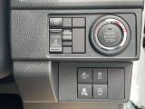 ステアリング横に各種スイッチが装備されており、運転席からでも操作しやすくなっております!