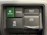電子制御パーキングブレーキやECONモードボタンなどはステアリング右奥に集約されておりますので、運転の邪魔になりません!