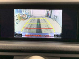 ディスプレイに後方の視界を表示し、車庫入れをサポート「距離目安線」「車幅延長線」およびステアリング操作に連動する「予想進路線」を画面に表示します。※必ず車両周辺の安全を直接確認してください。