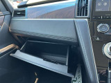 運転席から手の届く場所に、収納スペースがたくさん!!スッキリしまえて出し入れがカンタンです。