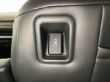 運転席の後ろには充電可能なUSB端子がついています。横のポケットにスマートフォンなどを差し込んで移動中に充電もできるので便利です。