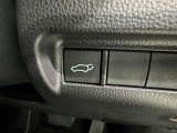 電動式バックドアです。 荷物を持ったままでもボタン一つで自動的に開け閉めできるので便利ですよ。 挟み込み防止機能も付いていますのでお子様の手や荷物を挟み込むのを防いでくれますよ。