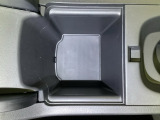 アームレスト装備で、ひじ掛けにもなる収納付き。
