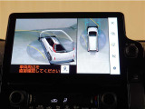 サイドビューで右左折時に運転席からは見えないところも映し出してくれるので安心♪※あくまでも補助的な装置なので目視確認もお忘れなく!