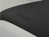 ◆助手席エアバッグ◆SRSエアバッグは、シートベルトだけでは防ぎきれない衝突時の衝撃から乗員を守るための安全装置。衝突時に瞬時に膨らみ、頭部や胸部がダッシュボードに直接衝突するのを防ぎます。