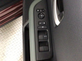 運転席のスイッチで全てのウィンドウの開閉操作を行うことができます。ロックボタンをONにしておくと、運転席以外のウィンドウは作動しないのでお子様を乗せているときなども安心ですね♪