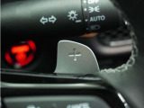 ◆減速セレクター装備◆ステアリングホイールの左右に取り付けられた2つのパドルスイッチで減速の強さを調整。 左側の「-」を操作すると減速を強く、右側の「+」を操作すると減速を弱くすることができます。