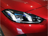 【LEDヘッドライト】先進のLEDテクノロジーを採用。放射される白色光の周波特性は太陽光に近く、バイキセノン・ヘッドライトを上回るコントラストで更に明るく輝きます!