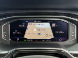 【Digital Cockpit Pro】ナビゲーションのマップを中央により大きくワイドに映し出すこともでき、少ない視線移動でナビ画面を確認できます。