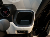 運転席の届きやすいところにドリンクホルダーがついています。視線をそらすことなく手に取れるので運転に集中できて安心ですね。