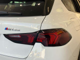 BMWのテールランプはプレスラインへと続く形状のため、統一感のある綺麗なラインを演出しております。
