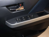 パワーウィンドウのスイッチです。車種によっては鍵のロック・アンロックに連動してミラーが開閉する「オートリトラクタブルミラー」も装備!