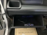 【グローブボックス】助手席の前にあるグローブボックスです。小物の収納に便利です。