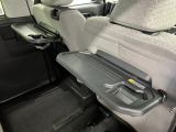 【格納式シートバックテーブル(運転席/助手席)】 物が落ちにくいふち高テーブルはタブレットが立てかけられ、お子さま用のマグカップや500mlの紙パックが入るカップホルダーも備えています。