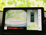 バックカメラ映像を表示し、安全な後退をサポート。駐車時の視界を広げ、万が一のリスクを軽減します。