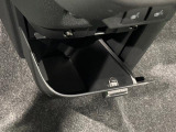 置きたい場所に手が届く。すぐに取り出せ、しまえる多彩な収納が付いてます(インパネロアボックス)