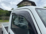 夜間の安心につながる灯火類。レンズのくもり・黄ばみ・割れの有無など、左右差も拡大でチェック。