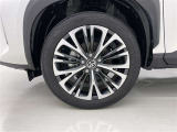 純正アルミホイールが車の雰囲気を引き立てますね!