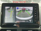 画像の左側は運転席から見ることのできないフロント左側を映している画像です、狭い道や幅寄せ時に便利です。