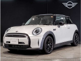 MINIのフロントグリルのデザインはイギリスで生まれた当初から、シルバーのサイドバーが折り重なった伝統的なデザインで御座います。その伝統はBMWのお車になってからでも少しずつ形を変えて守られております