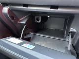 奥行きのあるグローブボックスなので車検証や小物、常備品を収納してみてください!すっきり収納できて便利です!
