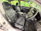 運転席まわりには十分なスペースがあり、大柄な方でもゆったり運転していただける環境です。