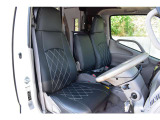 ☆運転席全体☆ クラッツィオ製シートカバーも装備されております♪