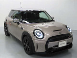 &ldquo;往年のMINIブランドらしさ&rdquo;を感じさせる3Drタイプの上級グレード・クーパーSが入庫。充実した装備内容と内外観の雰囲気の良さ、状態の良さ等、色々な面からおススメし易いモデルです。