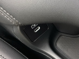 センターコンソールアンダートレイの左右にUSB端子があります。トレイにスマートフォンなどを置いてUSB接続するのに便利です