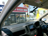 運転席もゆったりすわれます!!