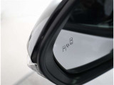 隣車線を走る車両をレーダーで検知し、ドアミラーでは確認しにくい後側方エリアに存在する車両に加え、急接近してくる車両も検知します。車両を検知するとドアミラーに搭載されたLEDインジケーターが点灯します。