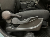 運転席には、座面部の高さが調整できるシートリフターが装備してます。どなたでも、自分好みのシートポジションで快適に運転できますよ♪