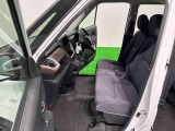 フロントは質感の高いベンチタイプのフルファブリックシートはシックなシルバーステッチ付のネイビーカラーを採用。座面も広く、シート厚さもあり、座り心地が良く、ロングドライブも楽しめますよ