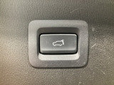 パワーリフトゲートは運転席とリフトゲート側、さらにアドバンストキーでも開閉が可能!開度は無段階にメモリー設定もできます。ゲート内側にタッチセンサーを配置し、手などを挟み込む危険を低減します。