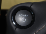 エンジン起動はブレーキを踏みながらパワースイッチを押すだけです。カバンやポケットに携帯していればスマートキーを取り出す必要もないので便利ですね!