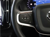 前方車を自動追従するアダプティブクルーズのほか、ステアリング操舵も行う進化型クルーズ『パイロットアシスト』を搭載。車体を車線内へと適正に維持しつつ先行車を忠実に追従します。