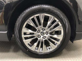 Z&ldquo;Leather Package&rdquo;専用19インチ純正アルミホイール(225/55R19)装着です。