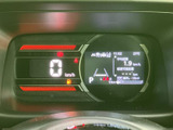 運転に必要な情報を一目で確認できるメーターデザイン。視認性の高さが、安全な走行をサポートします。