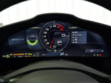スーパースポーツでありながら、ワイヤレスチャージャーやApple CarPlayなど現代的な利便性も抜かりありません。