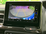 進路確認をサポートするカメラ表示機能付き。駐車場での出し入れや、狭い道での運転を安心して行えます。後方視界の死角を減らし、安全運転をサポートします。