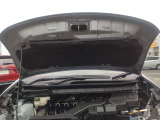 エンジンルームになります。内外装だけでなくこちらも清掃済みです。 納車までにディーラーが使用している工場にもう1度しっかり点検いたしますので、安心してお乗りいただけると思います。